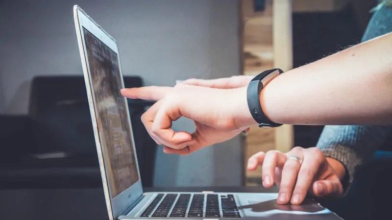 Studente compila modulo di iscrizione online su laptop